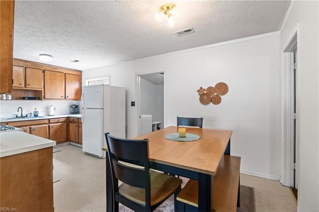 1922 Beall DR, Hampton, VA 23663