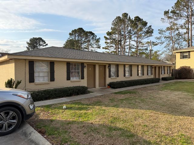 101 Lexington Dr., Hattiesburg, MS 39402