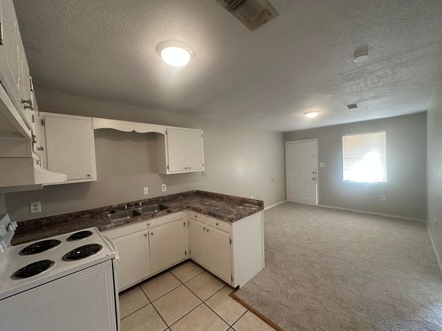 101 Lexington Dr., Hattiesburg, MS 39402