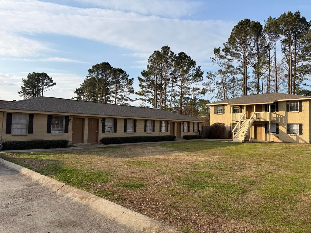 101 Lexington Dr., Hattiesburg, MS 39402