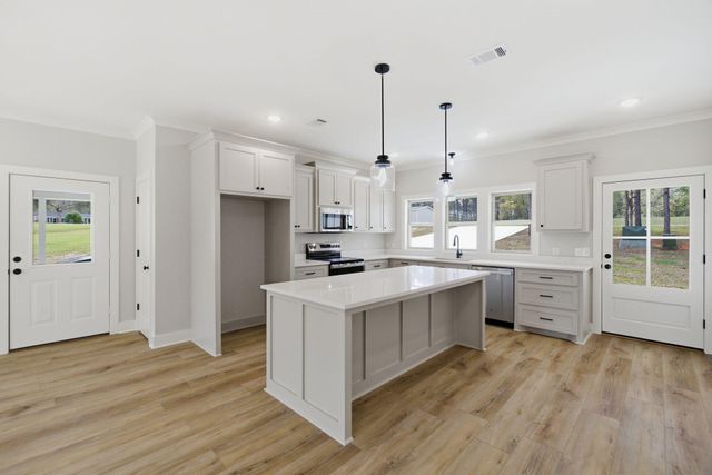 5 Eric Nobles Ln., Sumrall, MS 39482