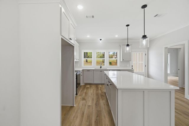 5 Eric Nobles Ln., Sumrall, MS 39482