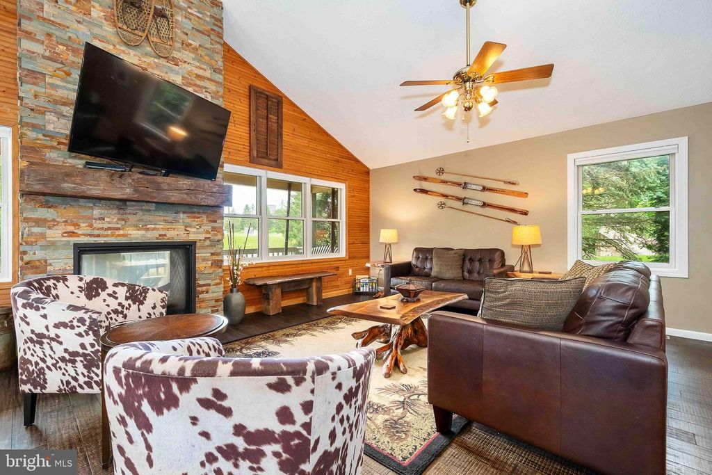 Image 10 of property listing at 305 LAKE POINTE DR, Mc Henry, MD 21541