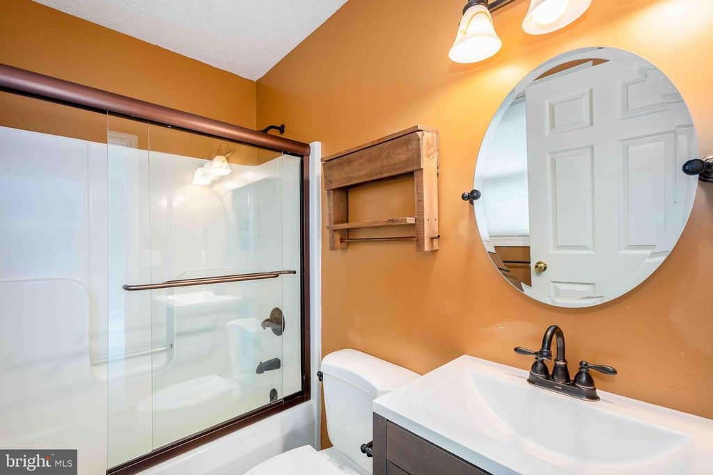 Image 16 of property listing at 305 LAKE POINTE DR, Mc Henry, MD 21541