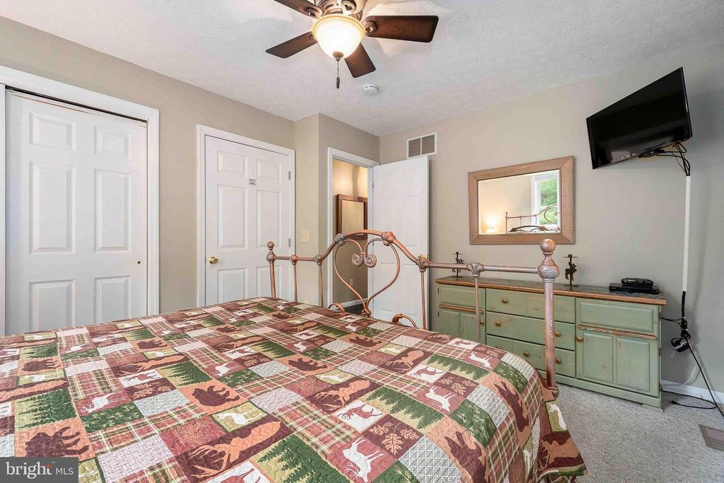 Image 19 of property listing at 305 LAKE POINTE DR, Mc Henry, MD 21541