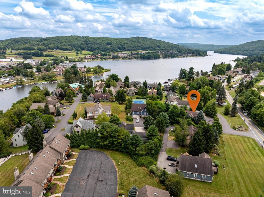 Image 3 of property listing at 305 LAKE POINTE DR, Mc Henry, MD 21541