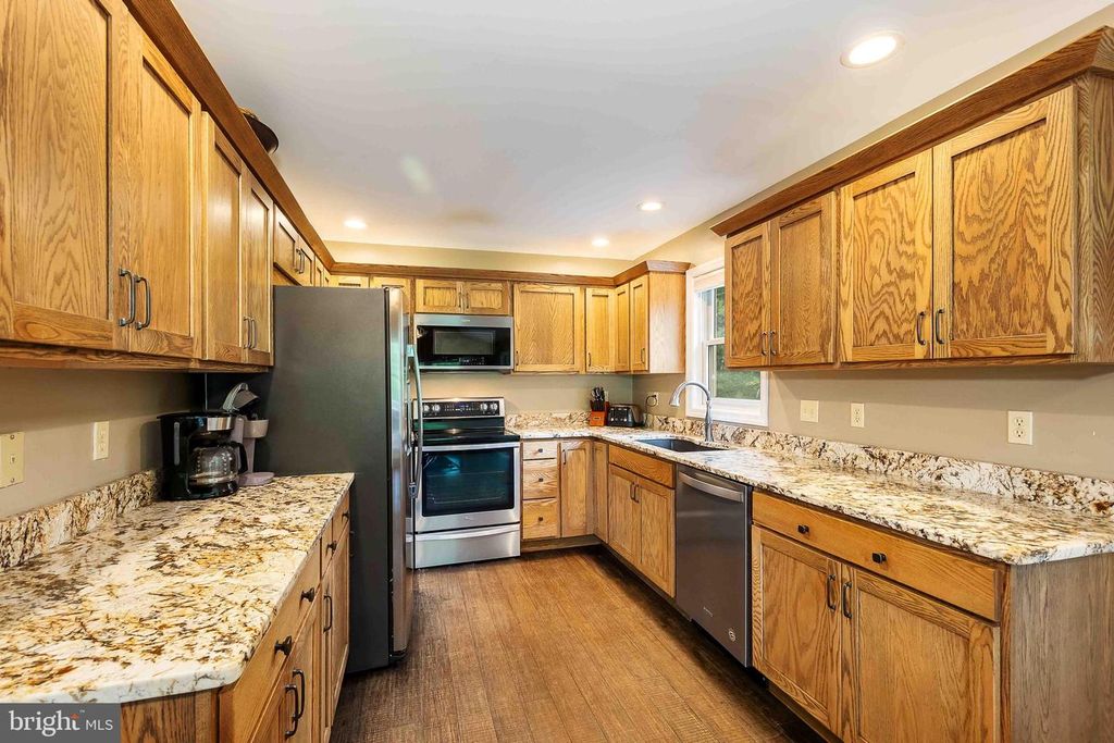 Image 4 of property listing at 305 LAKE POINTE DR, Mc Henry, MD 21541