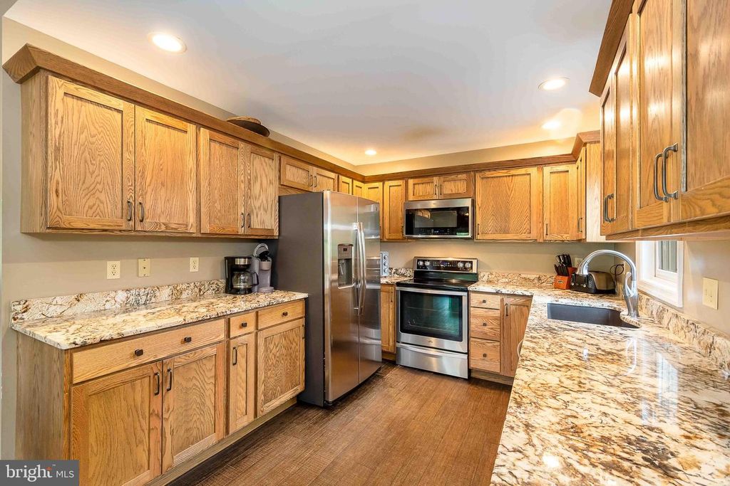 Image 5 of property listing at 305 LAKE POINTE DR, Mc Henry, MD 21541