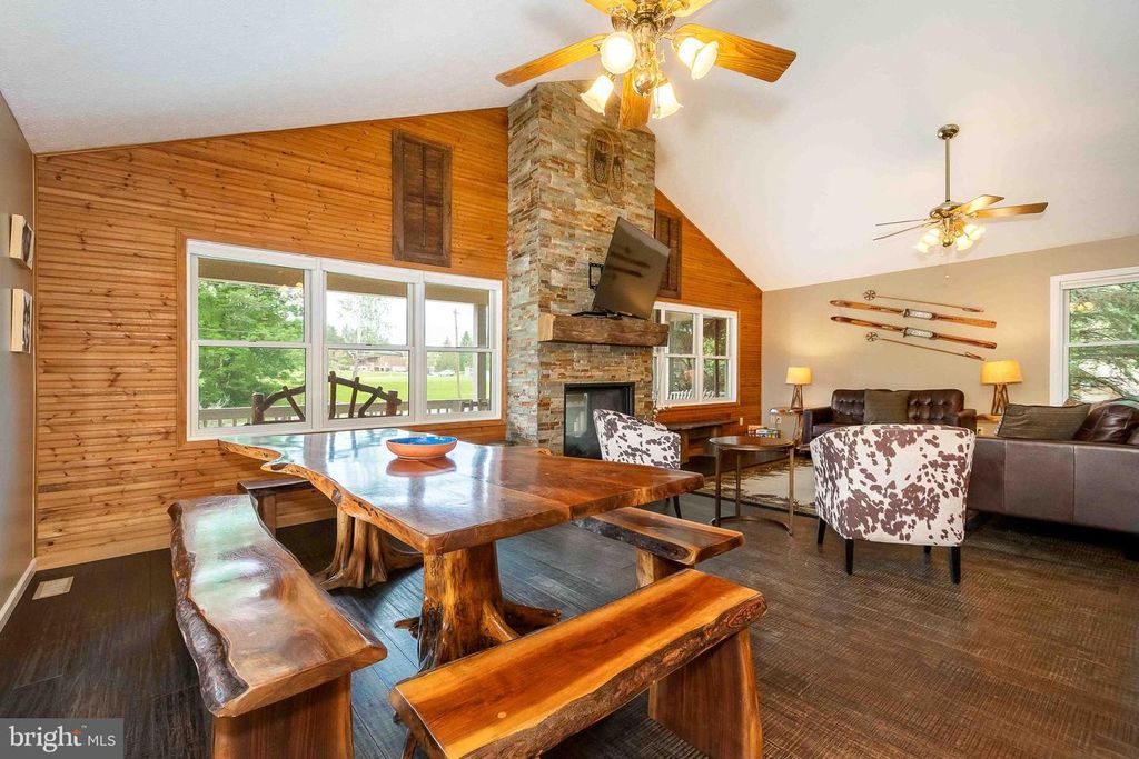 Image 6 of property listing at 305 LAKE POINTE DR, Mc Henry, MD 21541