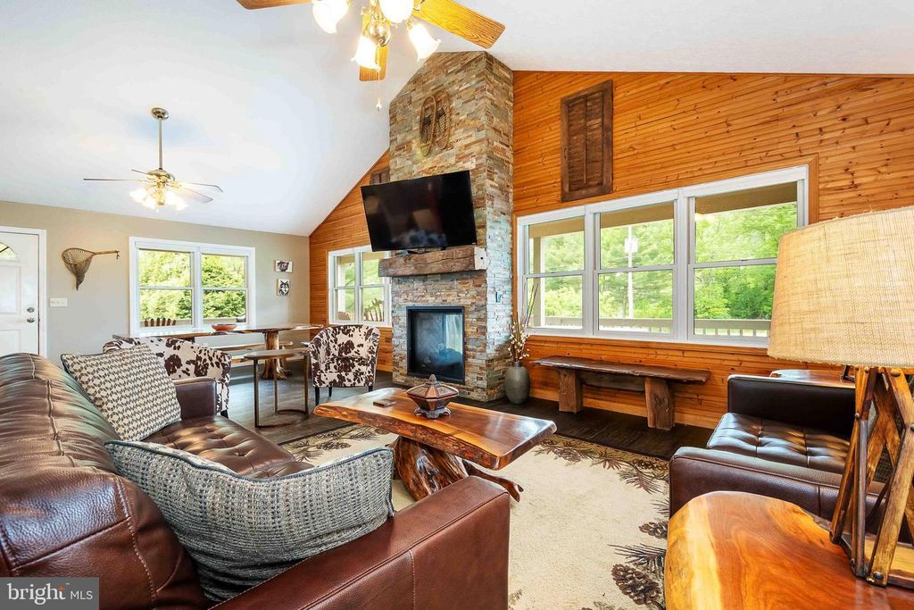Image 8 of property listing at 305 LAKE POINTE DR, Mc Henry, MD 21541