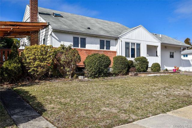 65 Sylvia Lane, Plainview, NY 11803