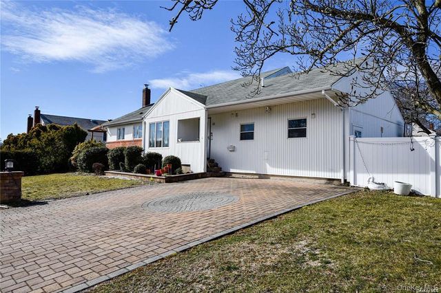 65 Sylvia Lane, Plainview, NY 11803