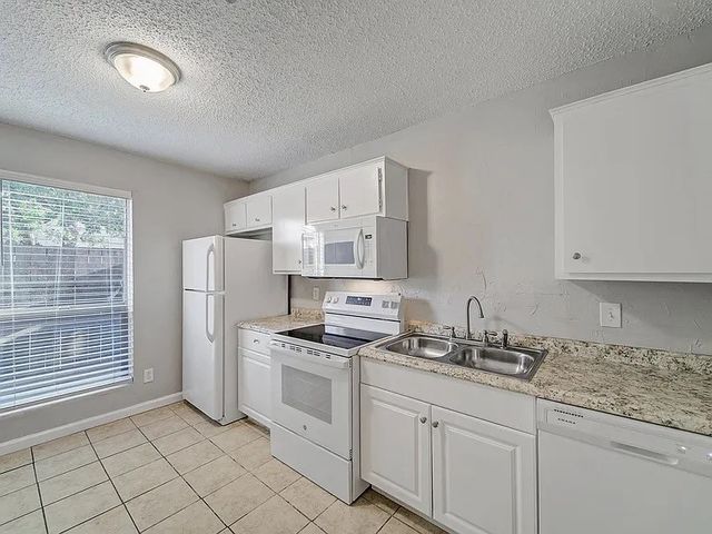 1901 Kingswood Court 1905, Denton, TX 76205