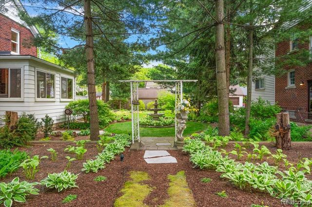 11024 Hubbard Street, Livonia, MI 48150