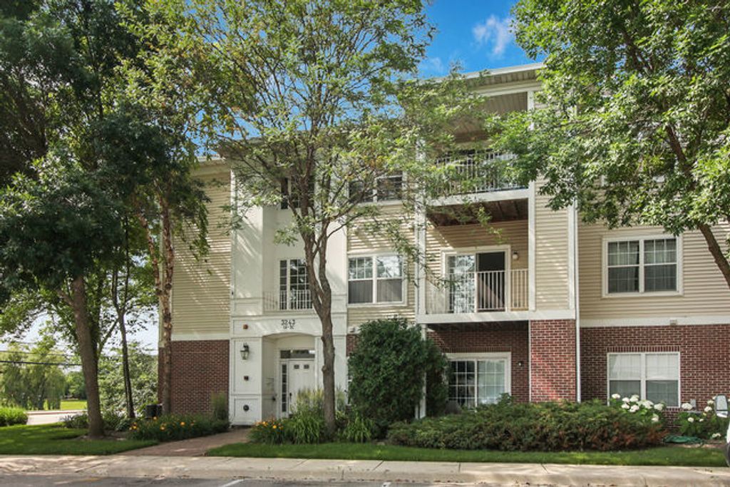 3243 Stratford Court 3B, Lake Bluff, IL 60044