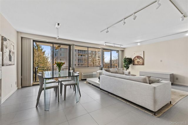 15 Stewart Place 4A, White Plains, NY 10603