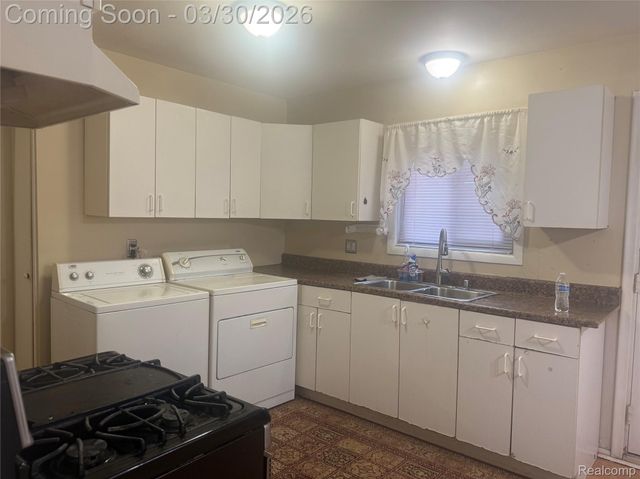 6475 N Highland Street, Dearborn Heights, MI 48127