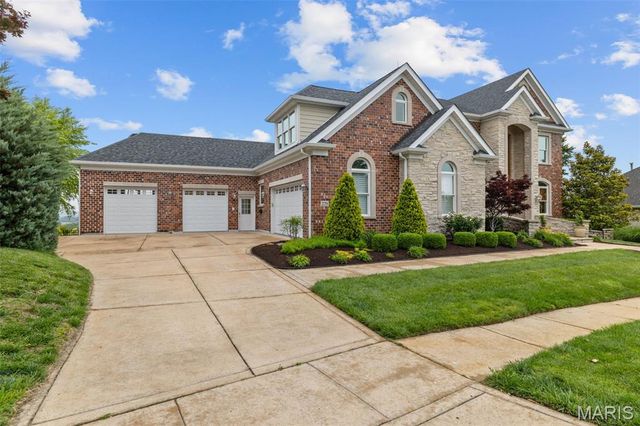 279 Greycliff Bluff Drive, St Louis, MO 63129
