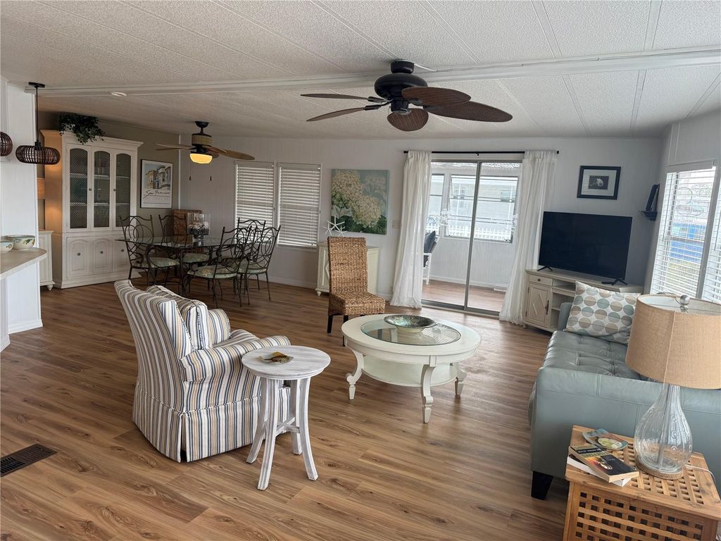 Image 3 of property listing at 521 LOTUS BLOSSOM DRIVE, Venice, FL 34293