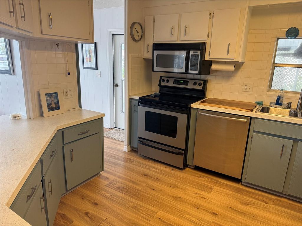 Image 6 of property listing at 521 LOTUS BLOSSOM DRIVE, Venice, FL 34293