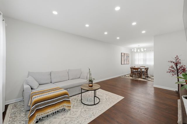 221 S Maple Avenue C, Oak Park, IL 60302
