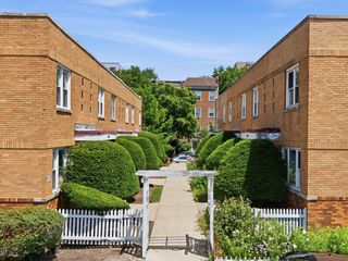 221 S Maple Avenue C, Oak Park, IL 60302