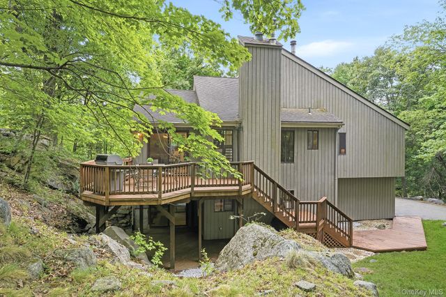 43 Powder Horn Road, Cortlandt Manor, NY 10567