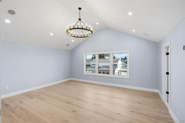 14 Fawn Lane, Westbury, NY 11590