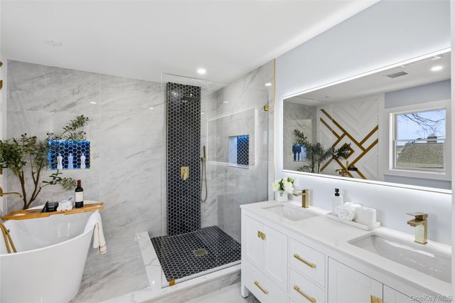 14 Fawn Lane, Westbury, NY 11590