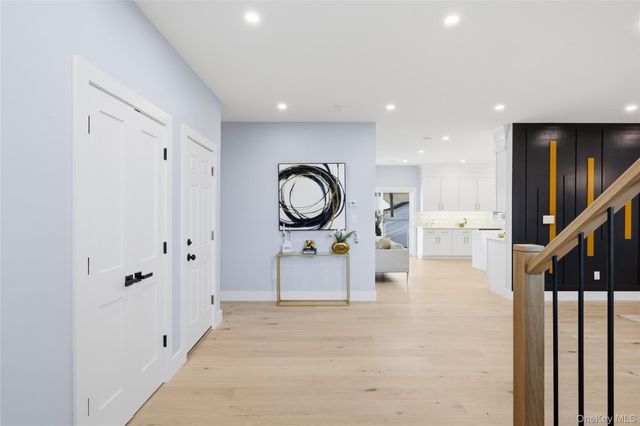 14 Fawn Lane, Westbury, NY 11590