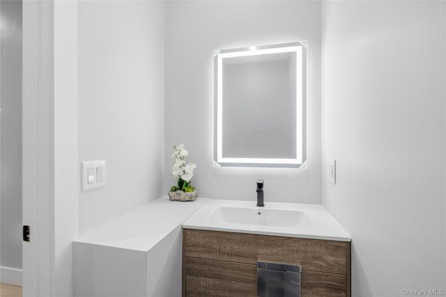 14 Fawn Lane, Westbury, NY 11590