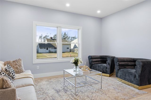 14 Fawn Lane, Westbury, NY 11590