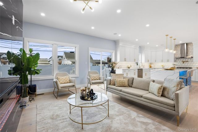 14 Fawn Lane, Westbury, NY 11590