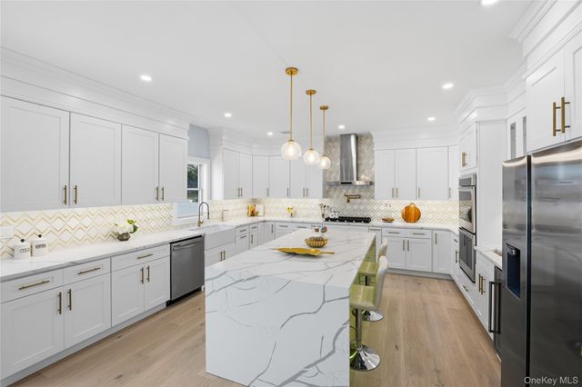 14 Fawn Lane, Westbury, NY 11590