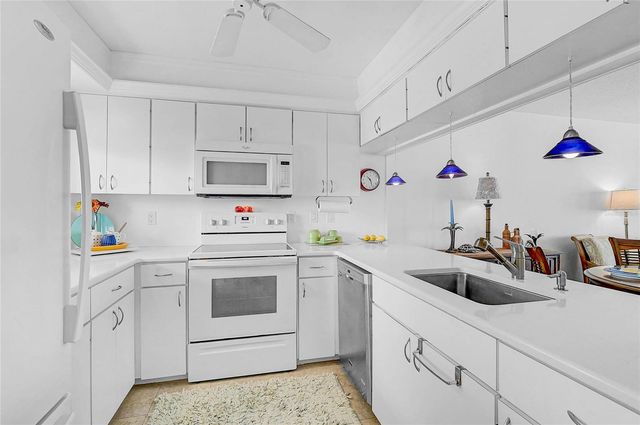 845 BENJAMIN FRANKLIN DRIVE 402, Sarasota, FL 34236