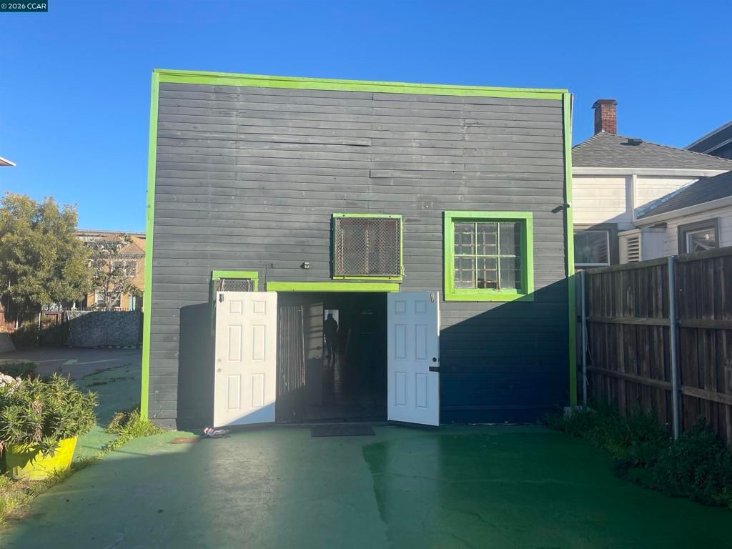 Image 1 of property listing at 3261 3261 Martin Luther king jr way, Oakland, CA 94609