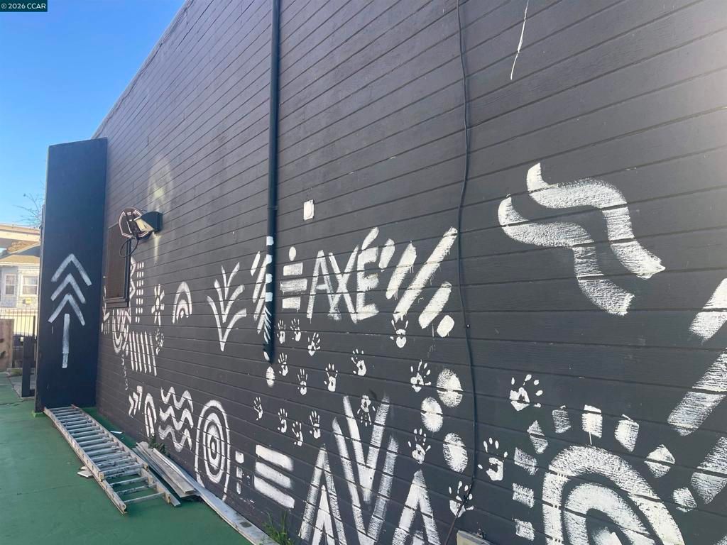 Image 2 of property listing at 3261 3261 Martin Luther king jr way, Oakland, CA 94609