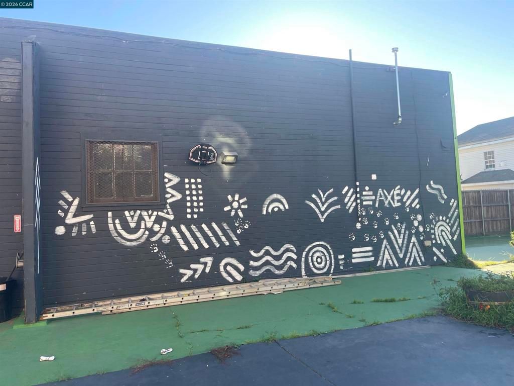 Image 9 of property listing at 3261 3261 Martin Luther king jr way, Oakland, CA 94609