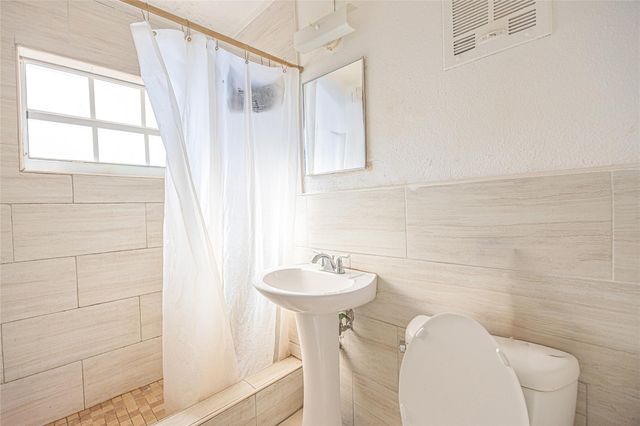 646 Bayberry Dr, West Palm Beach, FL 33403