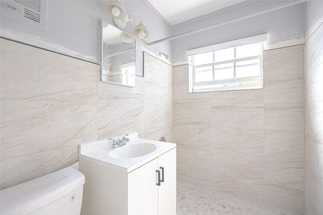 646 Bayberry Dr, West Palm Beach, FL 33403