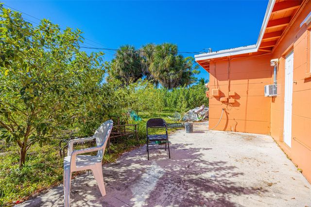 646 Bayberry Dr, West Palm Beach, FL 33403