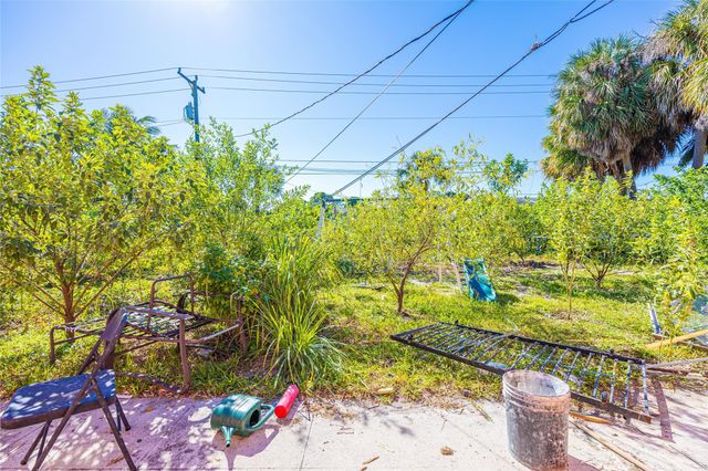 646 Bayberry Dr, West Palm Beach, FL 33403