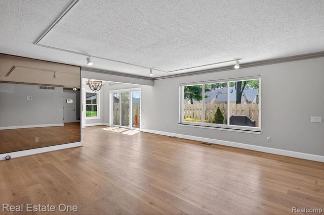 42660 Elizabeth Place, Clinton Township, MI 48038