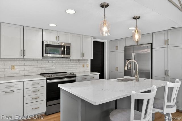 42660 Elizabeth Place, Clinton Township, MI 48038