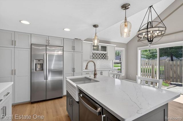 42660 Elizabeth Place, Clinton Township, MI 48038