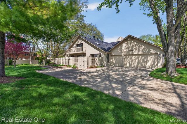 42660 Elizabeth Place, Clinton Township, MI 48038