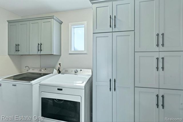 42660 Elizabeth Place, Clinton Township, MI 48038