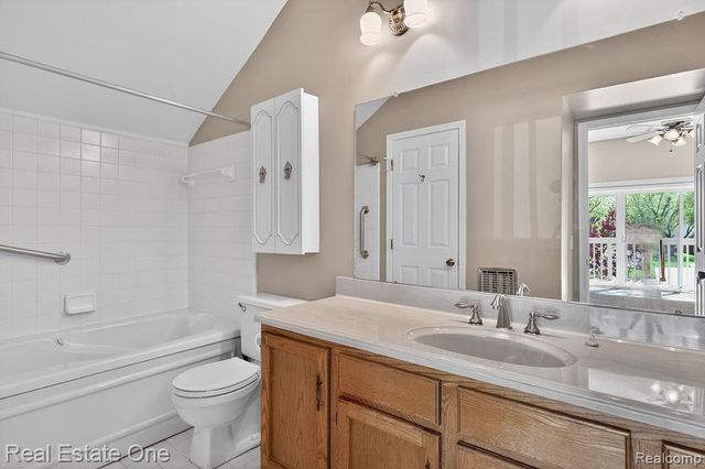 42660 Elizabeth Place, Clinton Township, MI 48038