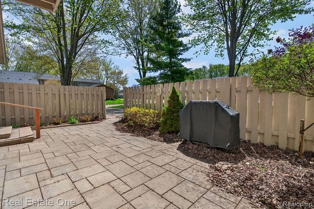 42660 Elizabeth Place, Clinton Township, MI 48038