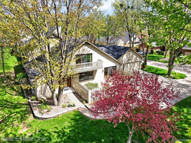 42660 Elizabeth Place, Clinton Township, MI 48038